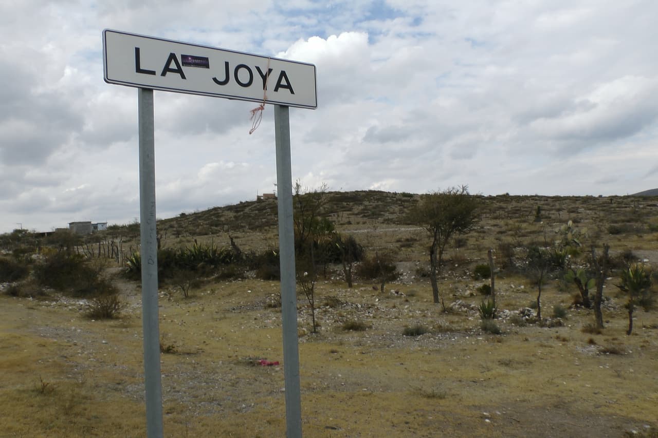 Hoy, a un año de la fiesta, la Joya no ha cambiado mucho. Un pequeño letrero anuncia a los visitantes que se acercan a este poblado.