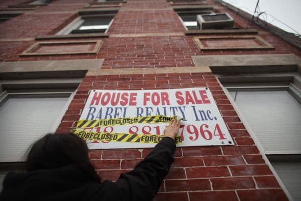 En Los Ángeles, los manifestantes protestaron apoyando a una familia de cinco que planea reclamar la casa que perdió hace seis meses por ejecución hipotecaria.