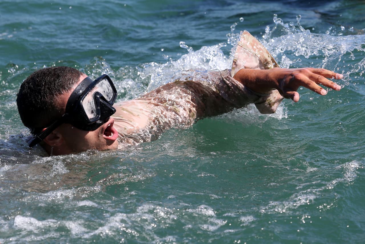 Según el portal de análisis geopolítico 
<a href="https://www.foreignbrief.com/daily-news/international-army-games-expected-to-highlight-russian-chinese-cooperation/" target="_blank">Foreign Brief</a>, la renovación del acuerdo militar entre Rusia y China de finales 2019, incluyó la participación de los ejércitos de estos países en los ejercicios, como una forma de ampliar su coordinación. En la fotografía un soldado ruso en la competencia para buzos de profundidad.