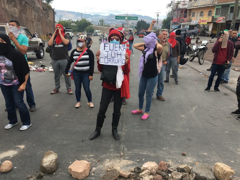 A protester carring an anti-Hernandez sign on the streets of Tegucigalpa, January 2018.