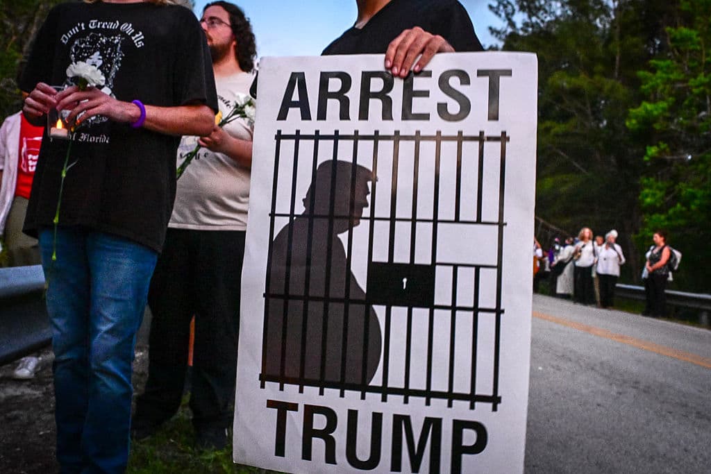 "Arresten a Trump" sugería una de las pancartas exhibidas en la vigilia pro migrantes en Miami, Florida.