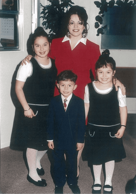 <b>Jenni Rivera</b> vivió una vida llena de escándalos y amoríos, y la mayor parte del tiempo tuvo que desempeñar el papel de mamá y papá a la misma vez, para sacar a sus hijos adelante.
<br>