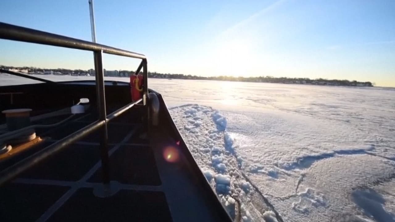 <b>MIRA TAMBIÉN: VIDEO </b>La ola de frío ártico que congeló varias zonas de Estados Unidos ha dificultado accesos. En Boston, obligó a romper el hielo con esta embarcación, para poder asegurar la llegada de cargueros de combustible al puerto.