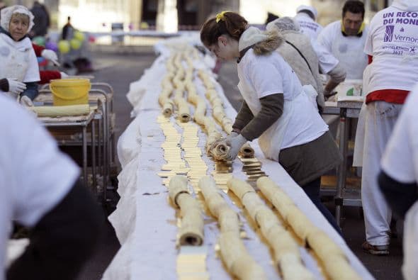 En la ciudad Francesa de Vernon, crearon el tradicional postre "Tronco de Navidad" más grande del mundo, midió 1.4 kilómetros.
