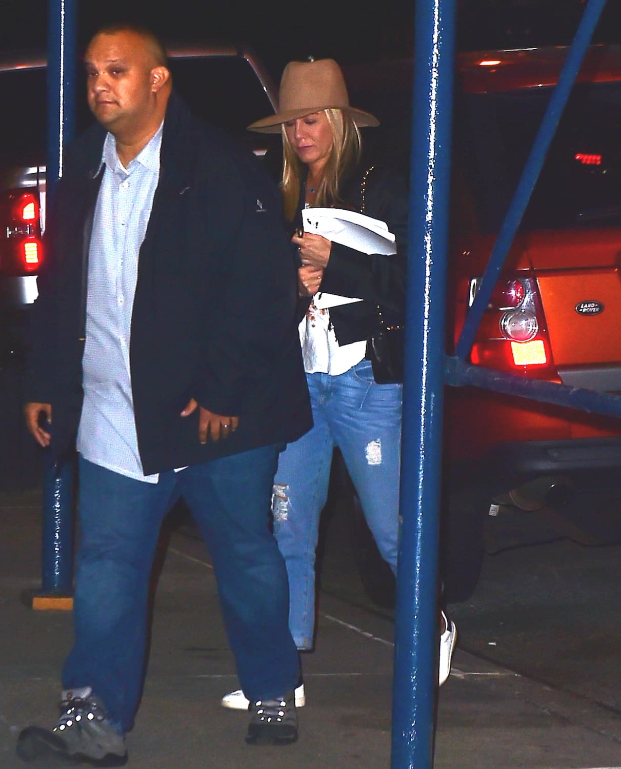 Un guarura intentó despistar a la prensa, pero no pudieron ocultar a Aniston.