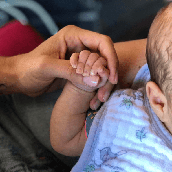 Esta pareja de famosos ha sido cautelosa para publicar fotografías de sus hijos. Esta imagen fue publicada por Ludwika en su cuenta de Instagram misma que acompañó con el mensaje: "Amor puro ❤️️ #MiBarbarita".