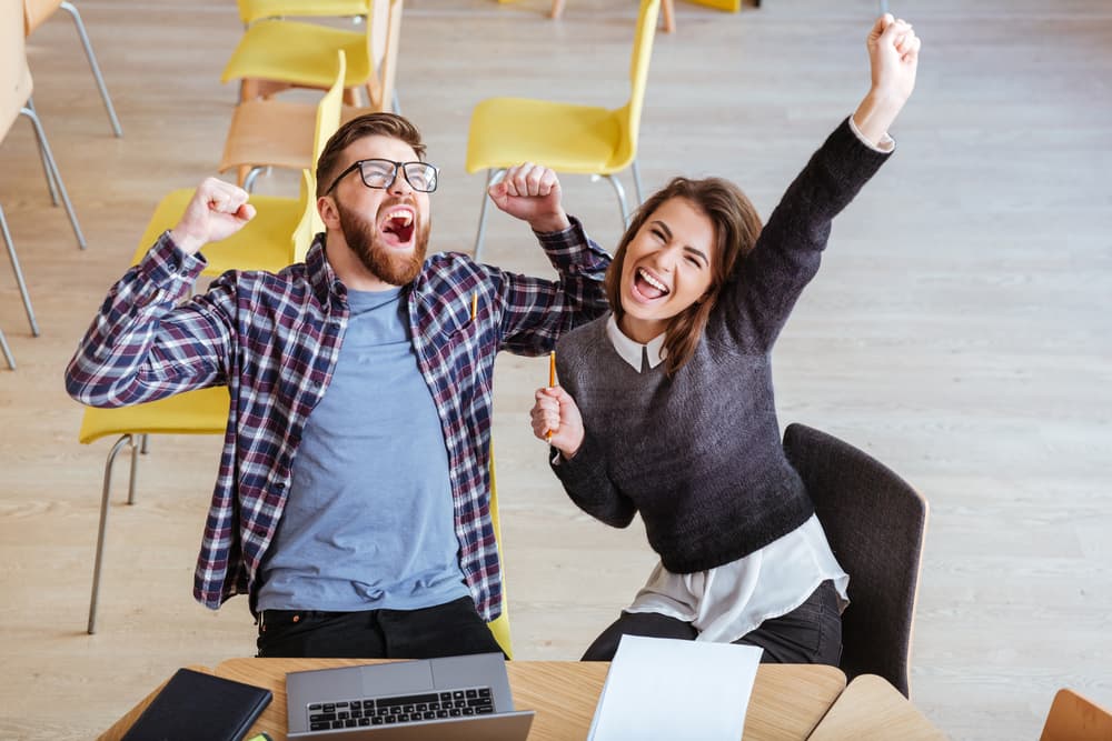 También llevándose las manos a la cabeza, las orejas o el mentón, abriendo y cerrando los ojos al hablar y otros gestos similares que se refuerzan por la repetición y muchas veces quien los ejecuta los realiza de una forma inconsciente, muchas veces sin darse cuenta, hasta que alguien a su lado le dice: "por favor, ¡deja de mover tanto las piernas!", "¡sácate las manos de la boca!" , "¡déjate tranquila la nariz"!