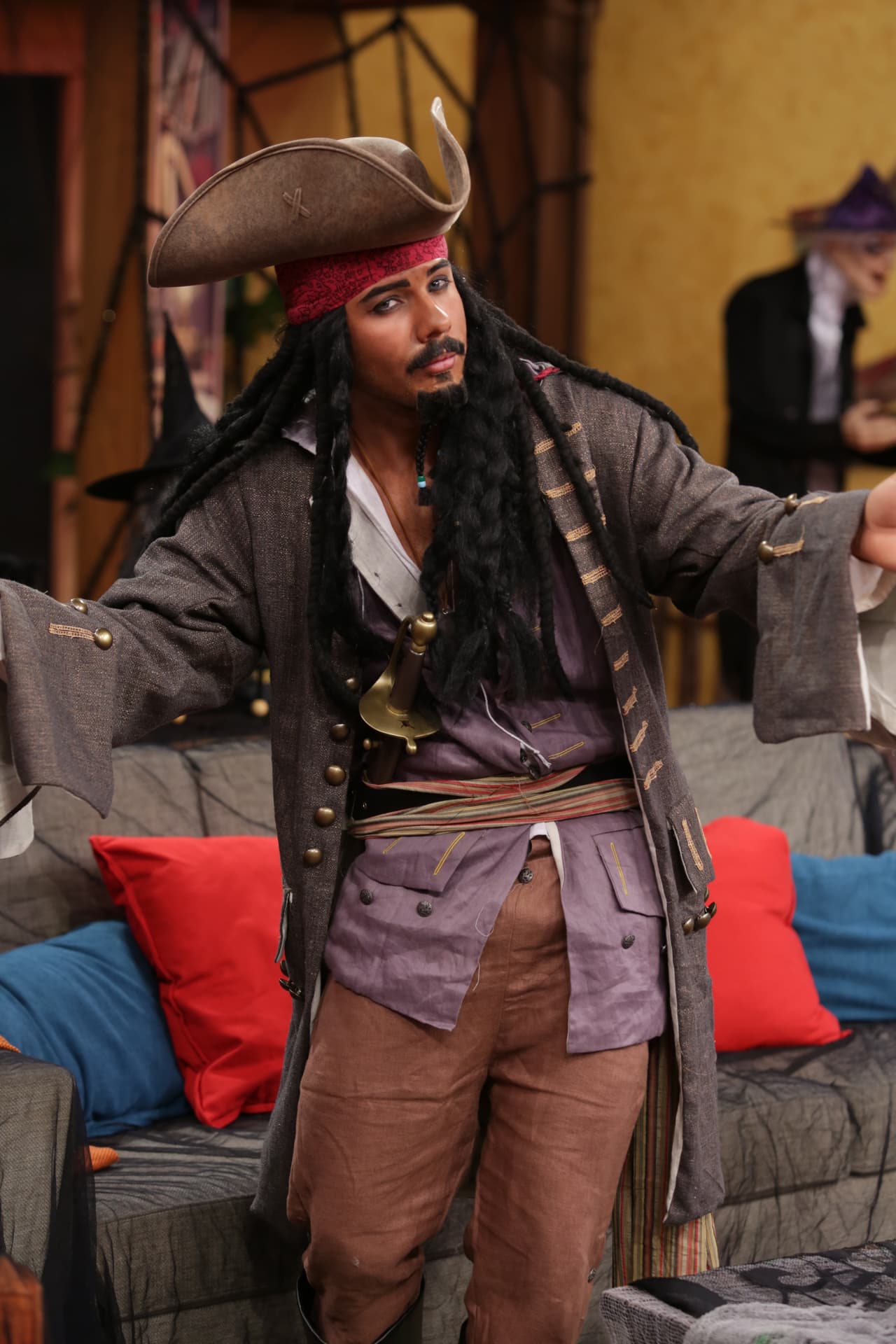 ¿A que no adivinas quién es? El capitán Jack Sparrow se apoderó del cuerpo de William Valdes.