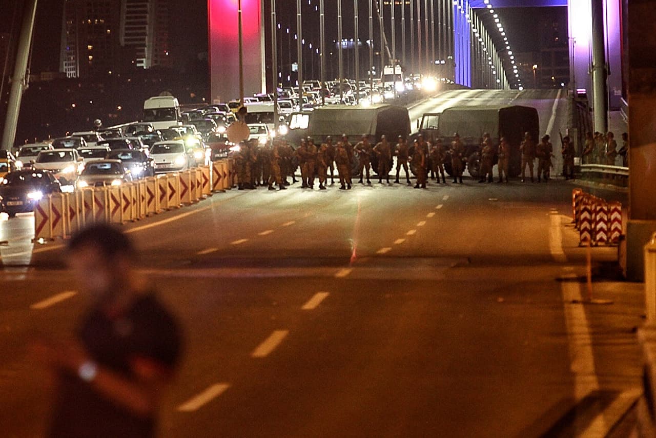 Soldados bloquean el puente del Bósforo, donde se separa Asia de Europa. El presidente turco, Recep Tayyip Erdogan, hizo un llamado al pueblo a resistir el intento de golpe militar, que en su opinión es perpetrado por un pequeño grupo de militares.
