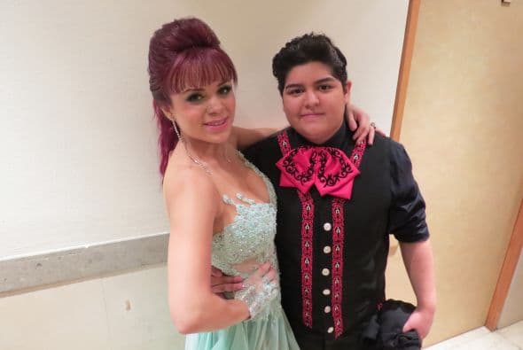 Stephanie con Ana Cristina backstage de la gala cinco.