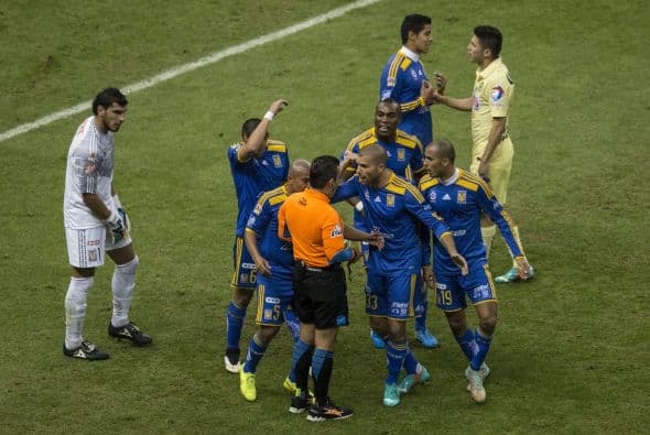 No obstante, en una falla de concentración, el meta Nahuel Guzmán dejó extendida la pierna derribando a Michael Arroyo, por lo que recibió su segunda tarjeta amarilla y, por ende, la expulsión.