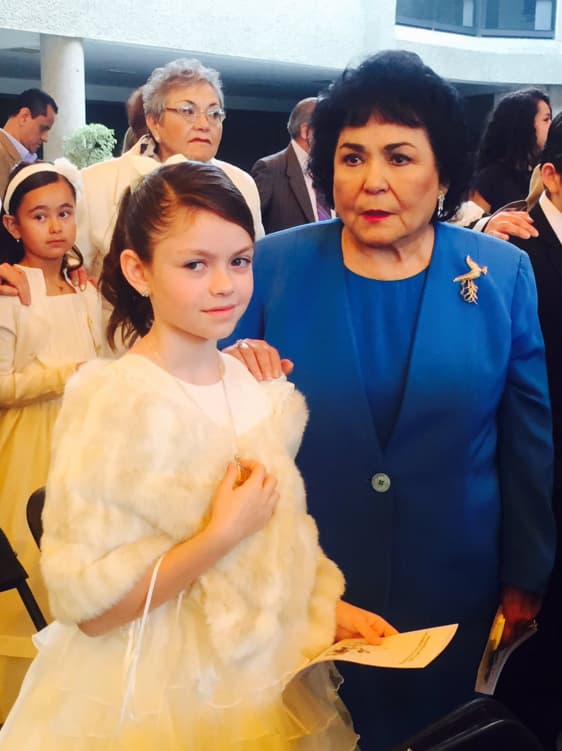 Y como quiere mucho a Carmen Salinas, la escogió para ser su Madrina, pues ya han trabajado en dos telenovelas.