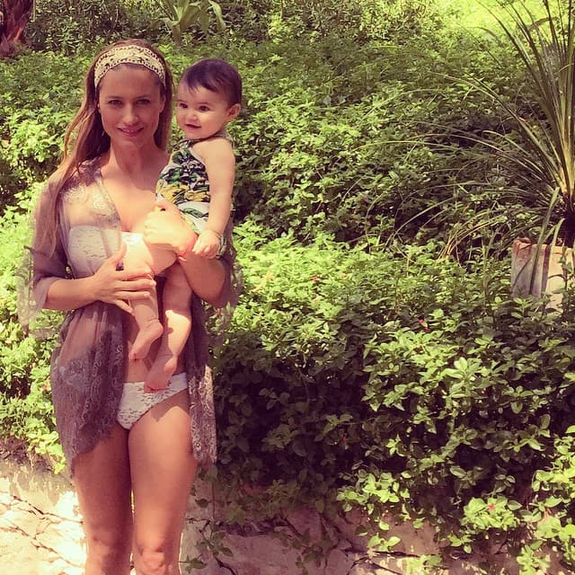 Tapadita o más destapadita, Lola es un primor.