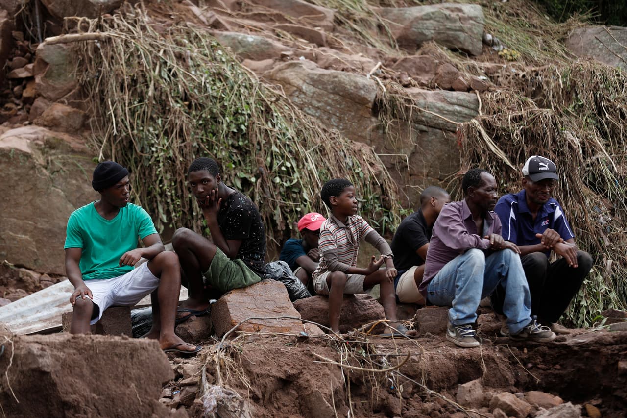 Vecinos esperan noticias del equipo de Búsqueda y Rescate que intenta localizar víctimas entre escombros y barro. Cerca de 4,000 viviendas fueron arrasadas y hay más de 13,500 damnificados que quedaron sin techo.
<br>
<br>
<b>Las autoridades organizaron albergues pero faltan plazas y hay personas durmiendo en sillas o en planchas de cartón en el suelo. </b>