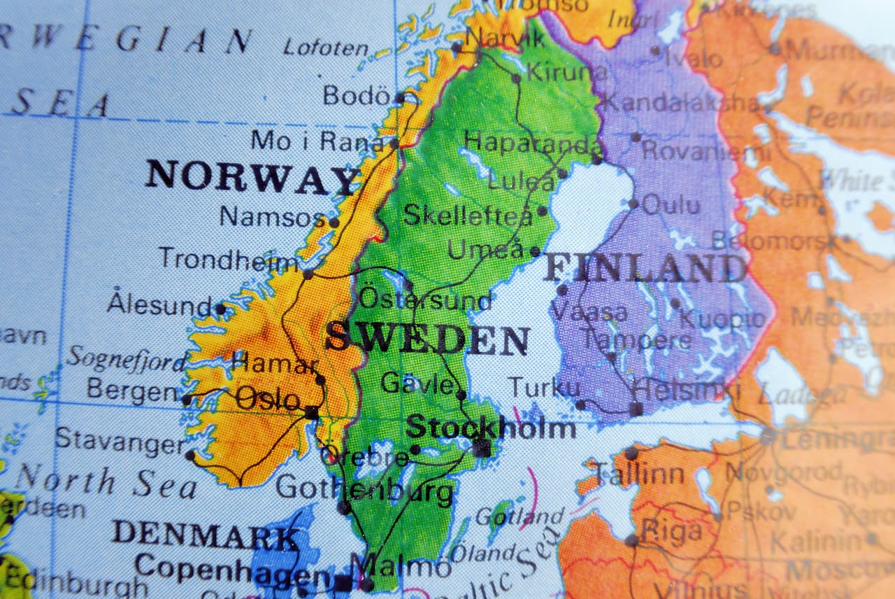 La mayoría de las runas se han encontrado en Dinamarca, Suecia y Noruega, sin embargo algunas han sido halladas en Rumania e Hungría, lo que hace suponer que tuvieron un papel importante y que otras culturas como la escandinava también las adoptaron llevándolas hasta territorios cercanos al medio oriente.