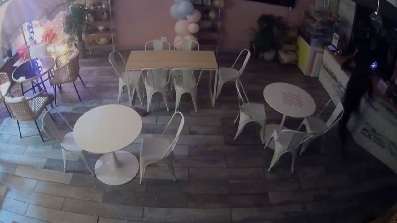 Cámaras de seguridad muestran el momento de uno de los asaltos ocurridos este martes en negocios de Archer Heights