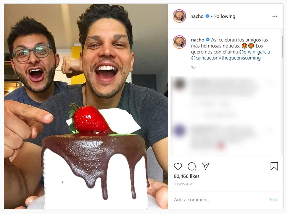 El 15 de junio el cantante compartió esta fotografía con un mensaje que confirmaba que estaba a la espera de una niña: "Así celebran los amigos las más hermosas noticias. Los queremos con el alma Erwin García y Cristhian Caína.
<b> 'The queen is coming' (La reina viene en camino)</b>", se lee.
<br>