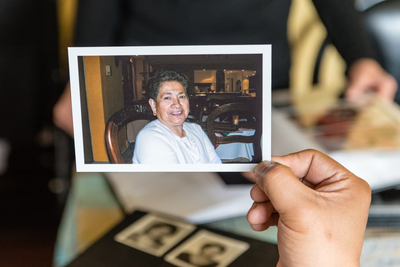 Mario Yanes contempla una foto de su madre pocos días antes de ser diagnosticada con la enfermedad de Alzheimer.