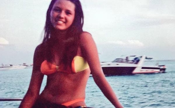 Esta es 
<b><a href="https://www.univision.com/shows/el-gordo-y-la-flaca/alicia-machado-esta-lista-para-mostrarse-como-dios-la-trajo-al-mundo-una-vez-mas-video">Alicia</a></b> a los 14 años, su sonrisa ha sido una de sus características, al igual que su hija, quien siempre aparece sonriendo en las imágenes.