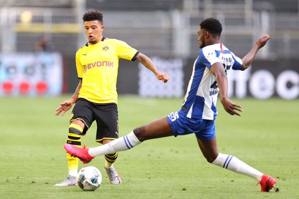 Jadon Sancho filtra un hermoso balón para Julian Brandt quien trata de habilitar a Thorgan Hazard, pero el balón sale muy largo y termina en saque de meta.