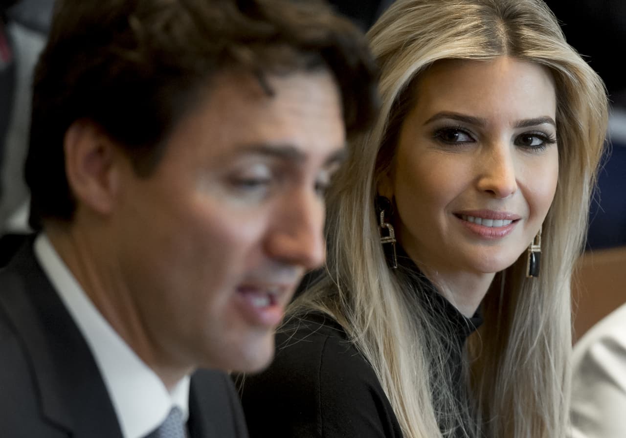 <a href="http://www.univision.com/entretenimiento/el-efecto-trudeau-ivanka-trump-emma-watson-y-kate-middleton-tambien-estan-enamoradas-del-primer-ministro-de-canada">Ivanka Trump</a> es una de las más recientes víctimas del efecto Trudeau, según el internet.
