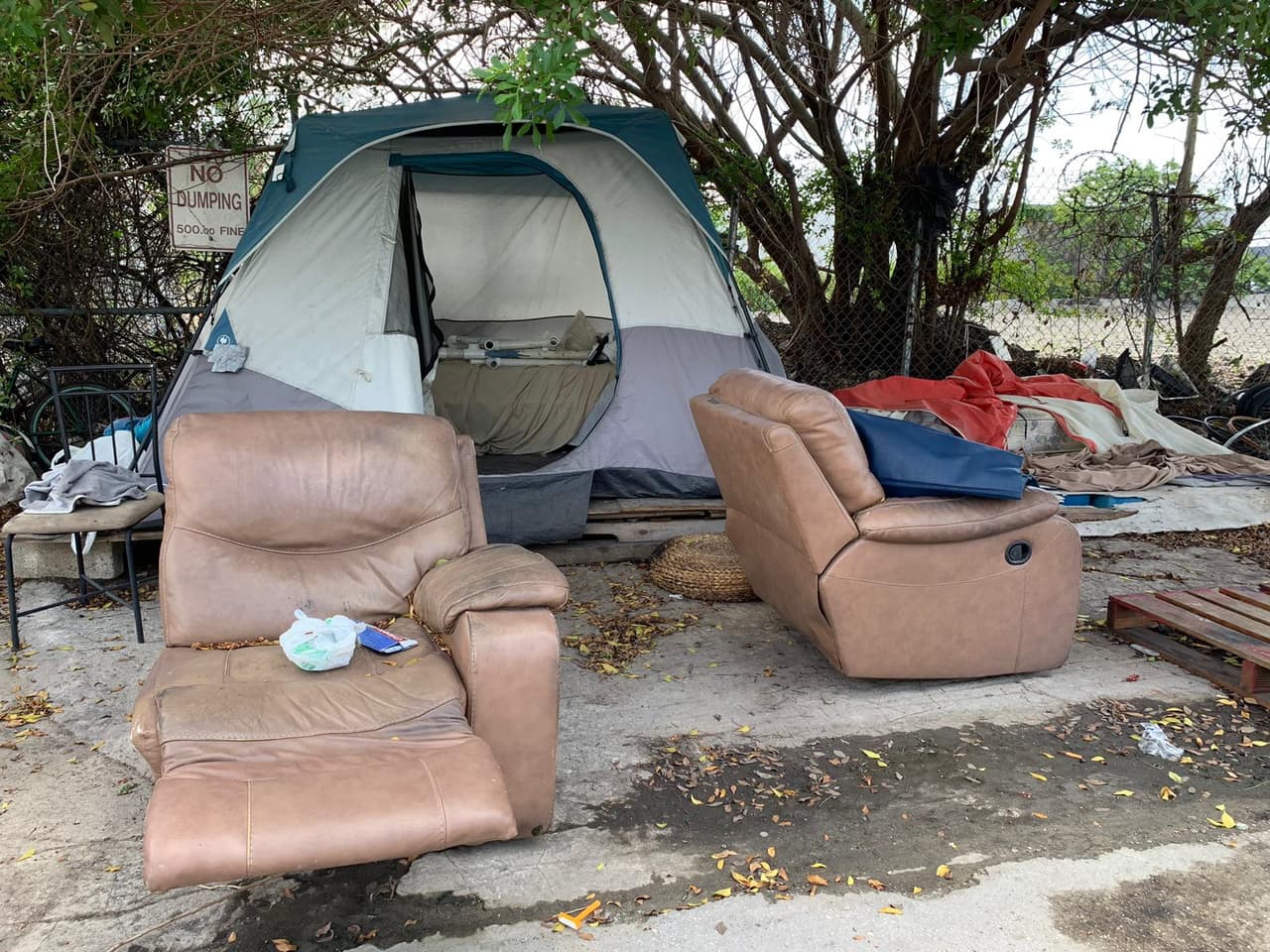 Un grupo de depredadores sexuales registrados estuvo viviendo por más de un año en un campamento en la calle 48 y la avenida 36 del noroeste de Miami-Dade.
<br>