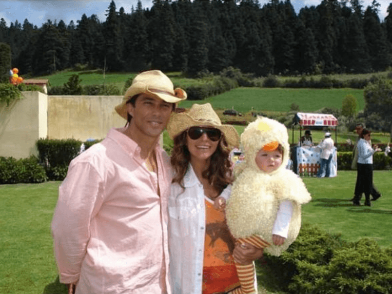 Ella siempre se mostró despreocupada por los que pensaban que el ex Garibaldi no era para ella: "Todo mundo cuando me veía me preguntaba: ¿Que qué hacía con él? La gente puede tener distintas opiniones. Estoy segura de quién soy y de lo que tengo. Vivo un momento hermoso. No me afecta nada de lo que me puedan decir, al contrario, me río, dejo pasar los comentarios que me pueden hacer daño, las opiniones buenas o malas siempre son bienvenidas. Pero así se dio. Ojalá lo aprecie y sepa lo que tiene", dijo para el diario La Crónica en abril de 2006.