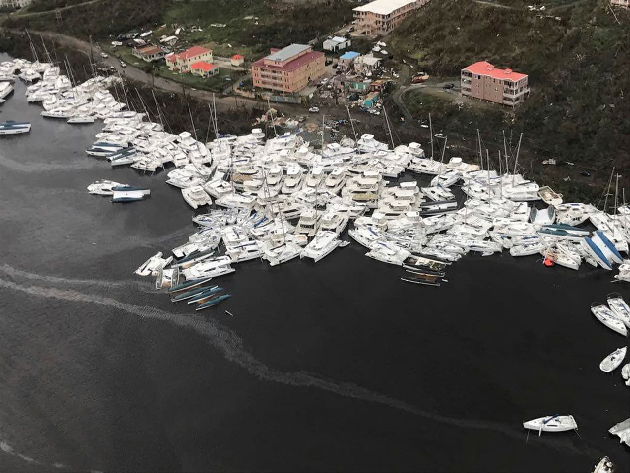 Un grupo de botes apiñados por las mareas y vientos de Irma sobre las Íslas Vírgenes, el viernes 8 de septiembre.