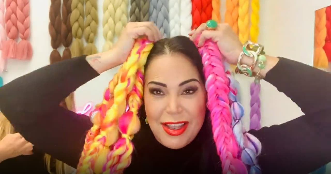 "¡Busca tu felicidad y sé feliz! Happy Thanksgiving. ¡Feliz Día de Acción de Gracias!".
<br>