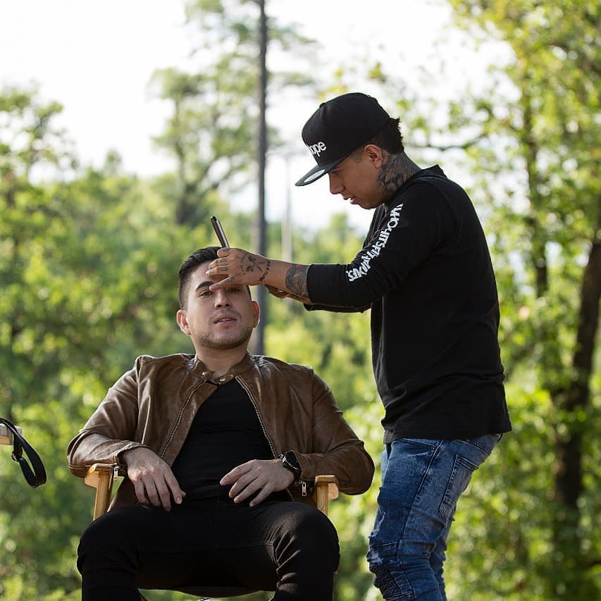 Antes de filmar cada video, '
<b>El Bebeto' </b>tiene la manía de recortarse el cabello para lucir impecable.