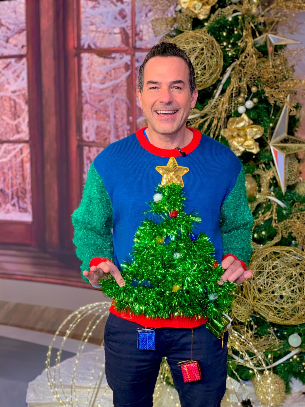 Carlos Calderón no se quedó atrás y con un arbolito de Navidad se unió a la simpática celebración. Los regalos colgaban de él.