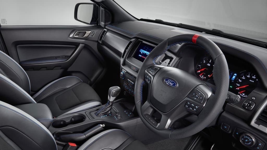 Asientos deportivos con
<b> el nombre Raptor bordado en los respaldos </b>y un volante de piel perforada, son parte de sus distintivos respecto a una Ford Ranger tradicional. No se alcanza a ver ninguna personalización en el tablero de instrumentos.