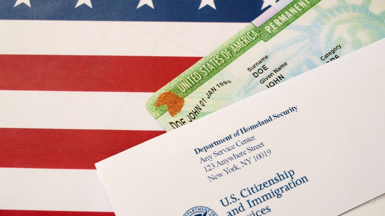 <h3 class="cms-H3-H3">¿Y si perdí mi 'green card'? </h3>
<br>
<br>
<b>Si la extraviaste o fue robada, debes reportarlo de inmediato a USCIS </b>y 
<b><a href="https://www.uscis.gov/i-90" target="_blank">solicitar una nueva tarjeta usando el formulario I-90</a></b>. Mientras esperas, puedes portar 
<b><a href="https://www.uscis.gov/forms/all-forms/form-i-797c-notice-of-action" target="_blank">el recibo oficial del trámite de reemplazo (Form I-797C)</a></b>, que en algunos casos 
<b>puede servir para explicar tu situación</b>. Pero esto no garantiza que evites la sanción. 
<b>Cada agente puede interpretar el caso según la situación.</b>