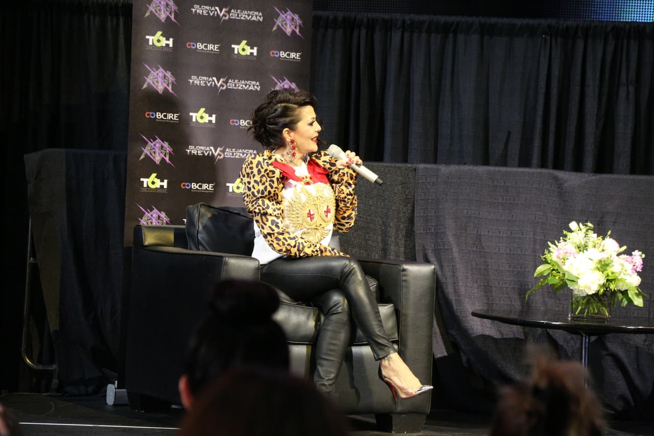 Alejandra Guzmán y Gloria Trevi respondieron a las preguntas de los medios que se dieron cita en la ciudad angelina para platicar acerca de su gira 'Versus'.