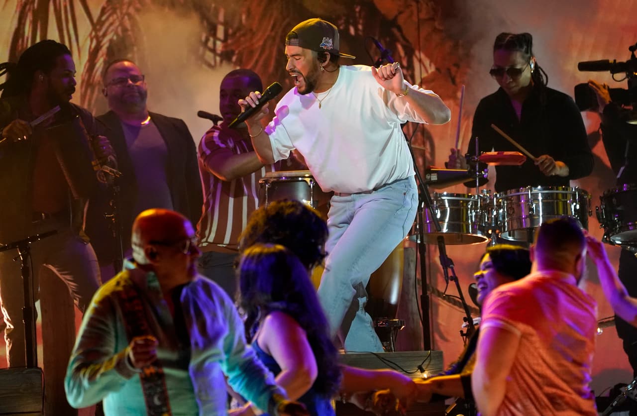 Bad Bunny también hizo historia al colocar ese trabajo entre los nominados en dicha categoría, en la que compitió con artistas como Beyoncé, Adele y Coldplay. El ganador fue 'Harry's House' de Harry Styles.
<br>