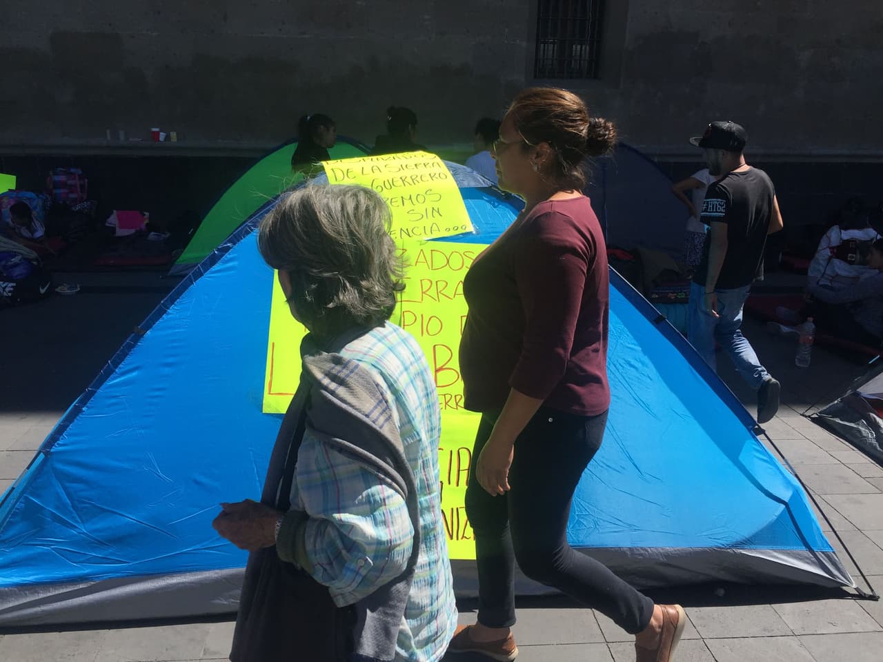 Un grupo de personas que fueron desplazados por le crimen organizado en Guerrero, se manifiestan afuera de Palacio Nacional en la Ciudad de México.