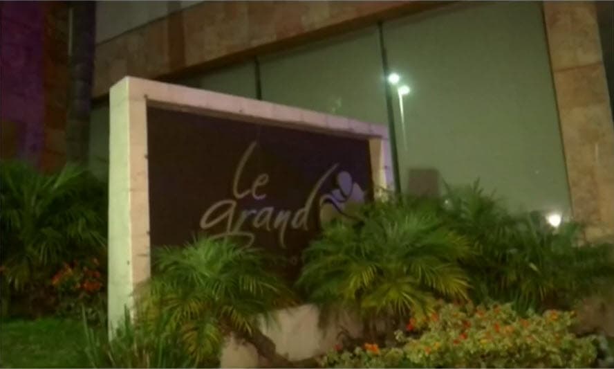 "El inmueble suspendió actividades y se aseguró por la inspección dictada por las diferentes instancias del gobierno del Estado de México, ellos decidieron suspender, no yo, pues detectaron un 
<b><a href="https://www.univision.com/famosos/con-un-traje-como-de-astronauta-laura-zapata-toma-precauciones-extremas-para-los-103-anos-de-su-abuela-video">riesgo inminente para la vida de los residentes</a></b>, así como contradicciones en la higiene y la sanidad que no son las óptimas".
<br>