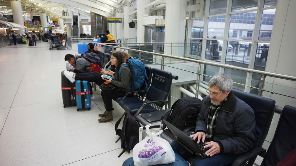 La gerencia de los aeropuertos pidió a los pasajeros contactar a sus aerolíneas y confirmar el estatus de los vuelos antes de ir a las terminales aéreas.