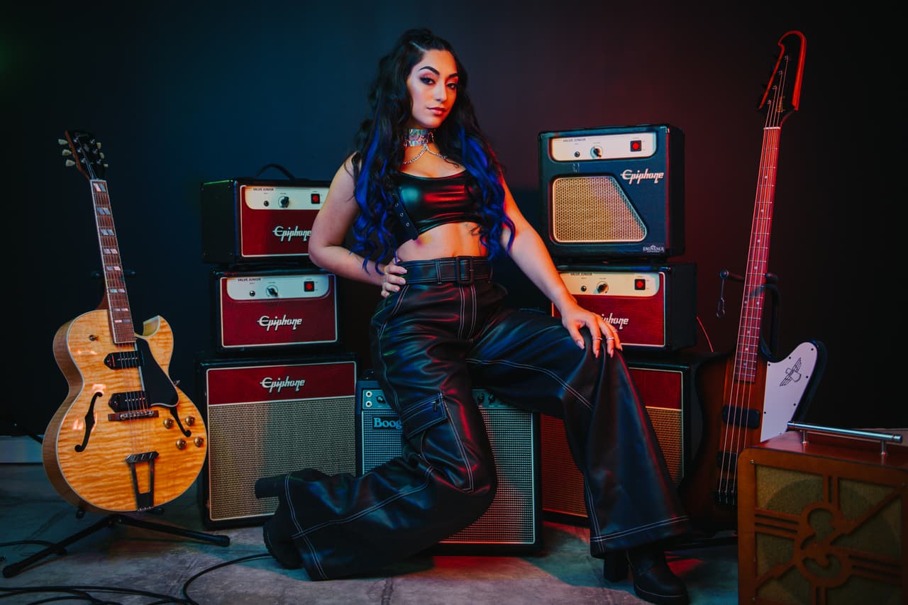 En su página web publica sus producciones musicales y en su canal de Youtube, sus videos.