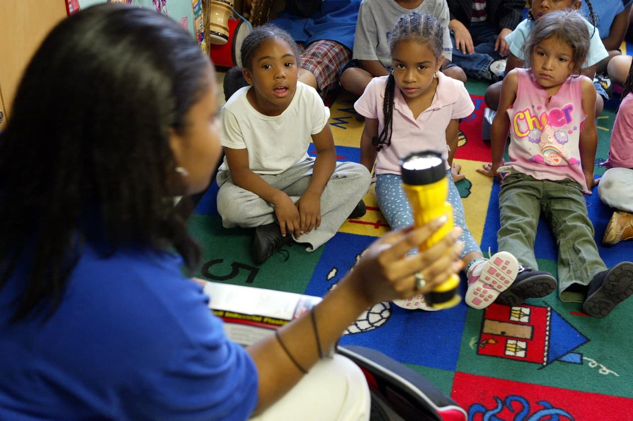 <b>Los niños aprenden a aprender</b>
<br>El aprendizaje ocurre durante toda la vida, así que los chicos usan el 
<i>‘feedback’ </i>(retroalimentación) que les dan los maestros para monitorear y dirigir su propio aprendizaje, dentro y fuera del aula. Así, aprenden a reaccionar rápidamente a los resultados y adaptarse adecuadamente.