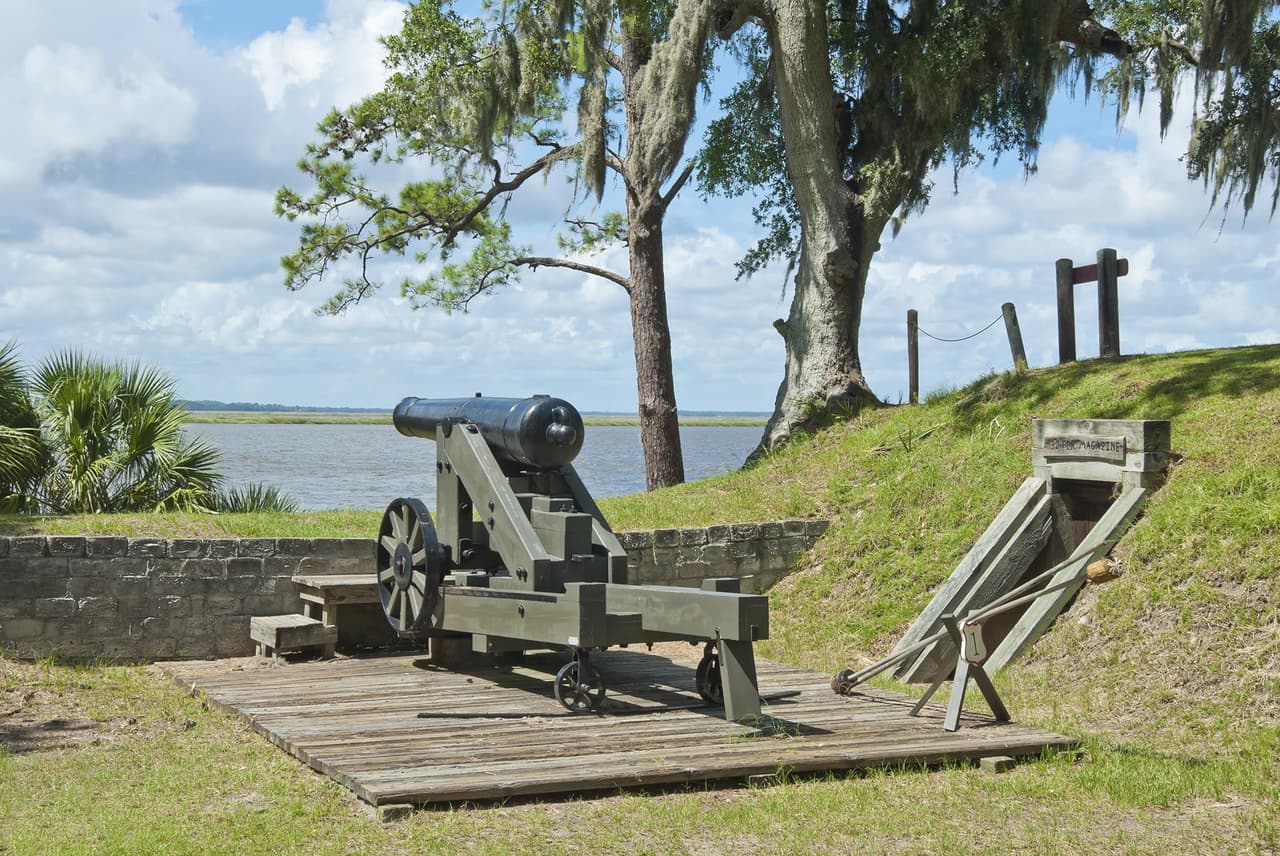 <b>FORT MCALLISTER (RICHMOND HILL)</b>: El Parque Estatal Fort McAllister tiene algunas de las fortificaciones de tierra mejor conservadas de la Guerra Civil. Estas fueron fortificaciones de la Confederación. El sitio está ubicado en el río Ogeechee al sur de Savannah y es conocido por sus alrededores de marismas saladas con musgo español que cuelga de los árboles.