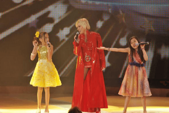 En el reality show nos conmovió muchísimo al contarnos que su hermana había muerto. De hecho tanto el jurado como el público lloraron cuando, en la onceava gala, Magaby interpretó 'Jueves', canción de la Oreja de Van Gogh que la pequeña le cantaba a su hermana poco antes de morir.
<br>