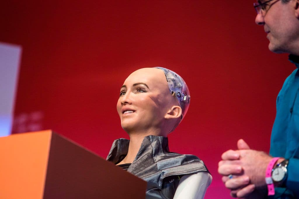 'Sophia the Robot' de Hanson Robotics reacciona durante una discusión sobre las inteligencias múltiples y la inteligencia artificial de Sophia en la Conferencia de Tecnología RISE en Hong Kong el 10 de julio de 2018.