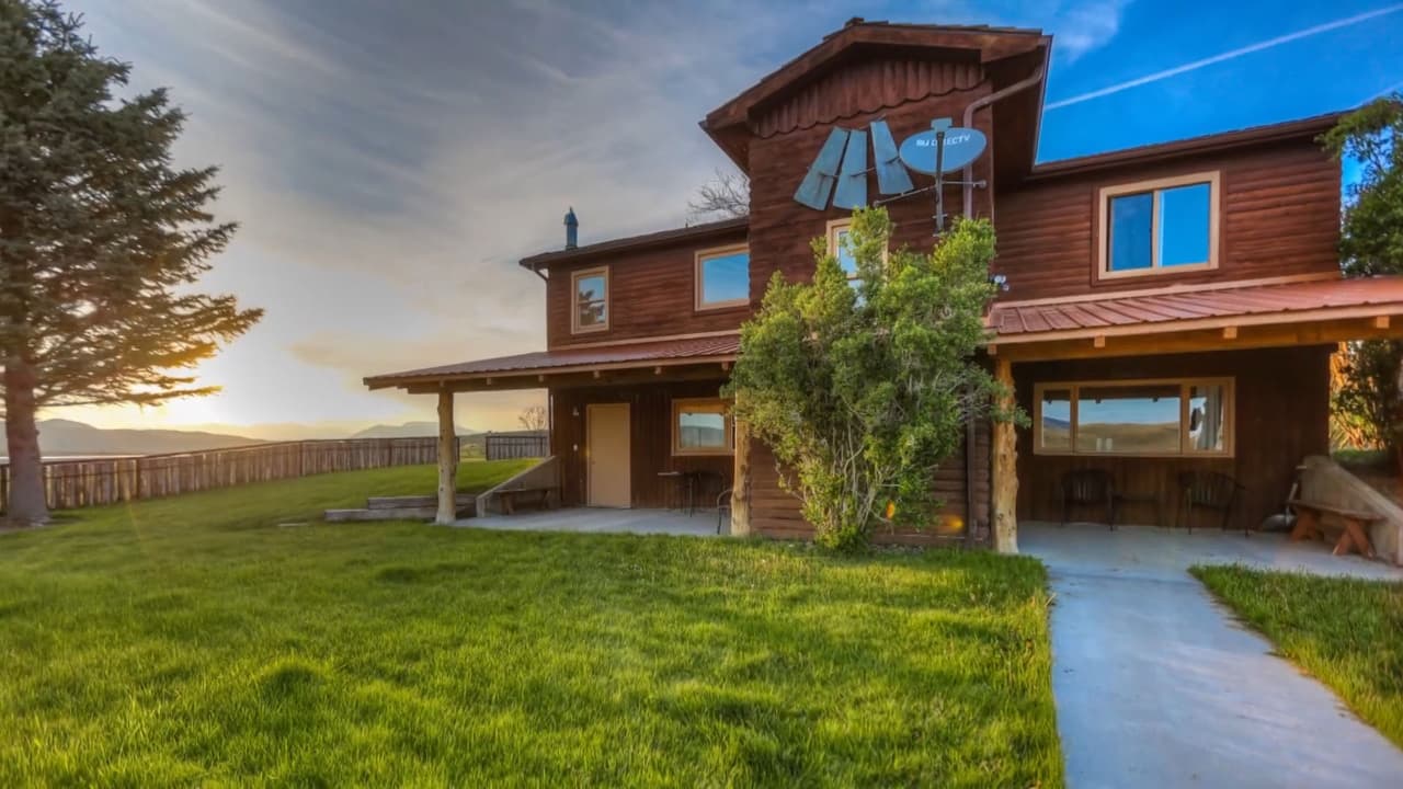 TMZ reportó a principios de septiembre, que Kanye West adquirió por 14 millones de dólares, el rancho conocido como Monster Lake Ranch, ubicado a las afueras de Cody, Wyoming.