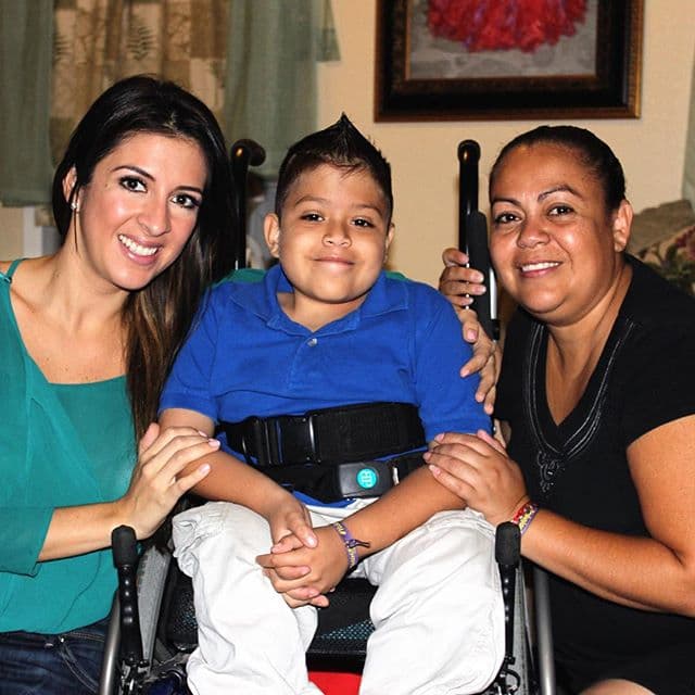 "Mi #TBT dedicado a Uriel y a todos los jovenes que necesitan de nosotros para continuar recibiendo sus terapias en el CRIT @teletonusa. Únete tu también a la familia #TeletonUSA y haz tu contribución este viernes y sábado. #MomentodeActuar", recordó Maity.