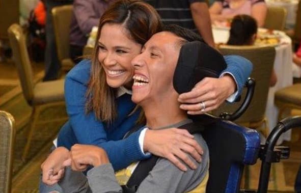 "Compartir nuestras bendiciones es un regalo! Mañana todos tenemos la oportunidad de compartir amor y regalar sonrisas a los niños de @teletonusa te invitamos a que nos acompañes y a que abras tu corazón! Porque ellos merecen sonreír, llegó el momento de actuar! #momentodeactuar", dijo Karla Martínez.