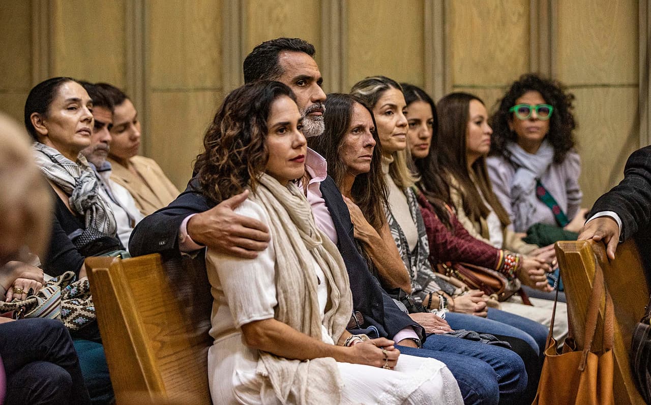 En la sala también estuvieron algunos miembros de la familia de la estrella de telenovelas como 
<b><a href="https://vix.com/es/detail/series-943?utm_medium=internal_referral&utm_source=univision&utm_campaign=breaking_news&utm_content=ed_entertainment&utm_term=slideshow" target="_blank">La Sombra del Pasado, que puedes ver gratis aquí en ViX</a></b>
<a href="https://vix.com/es/detail/series-943?utm_medium=internal_referral&utm_source=univision&utm_campaign=breaking_news&utm_content=ed_entertainment&utm_term=slideshow" target="_blank">. </a>
<br>