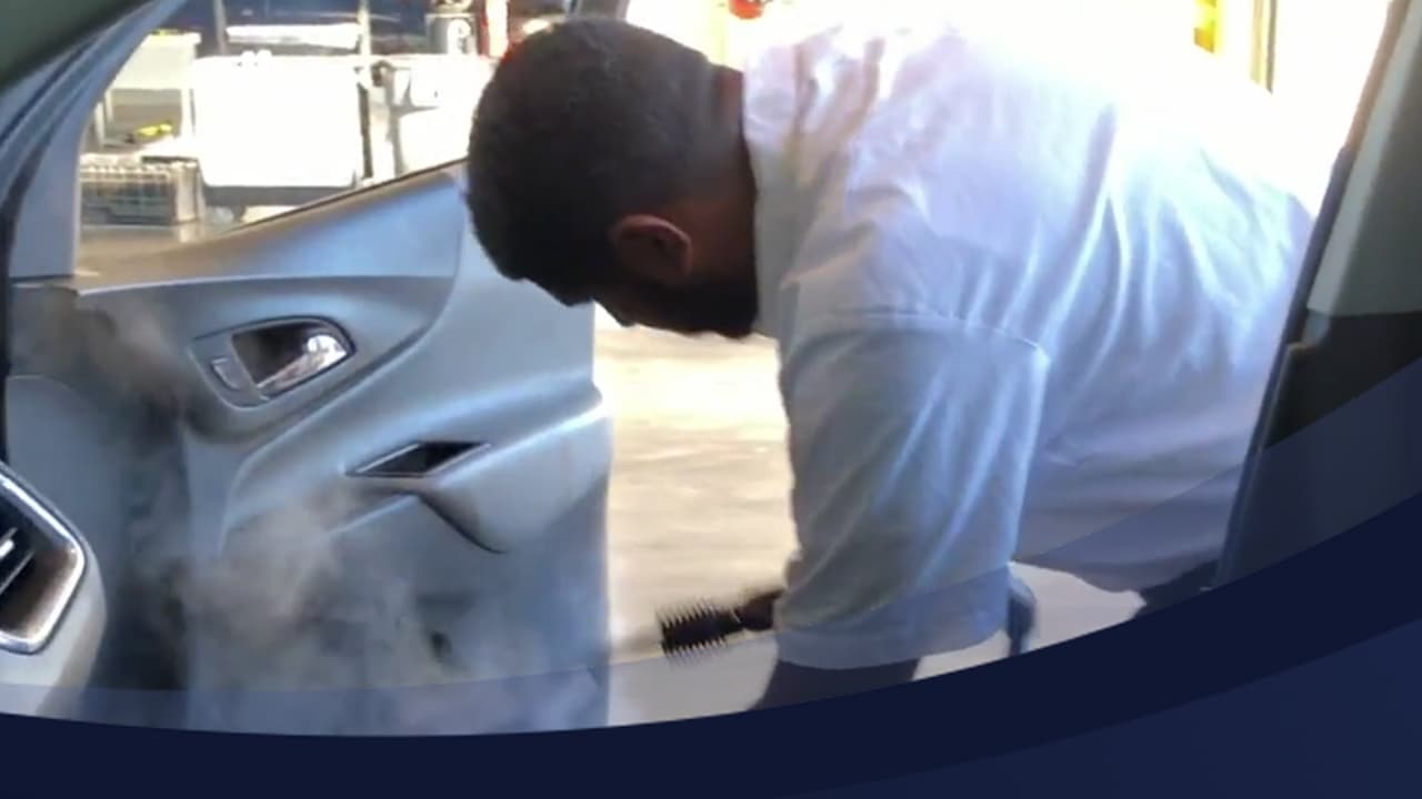 Desinfectan autos de forma gratuita para prevenir contagios de coronavirus