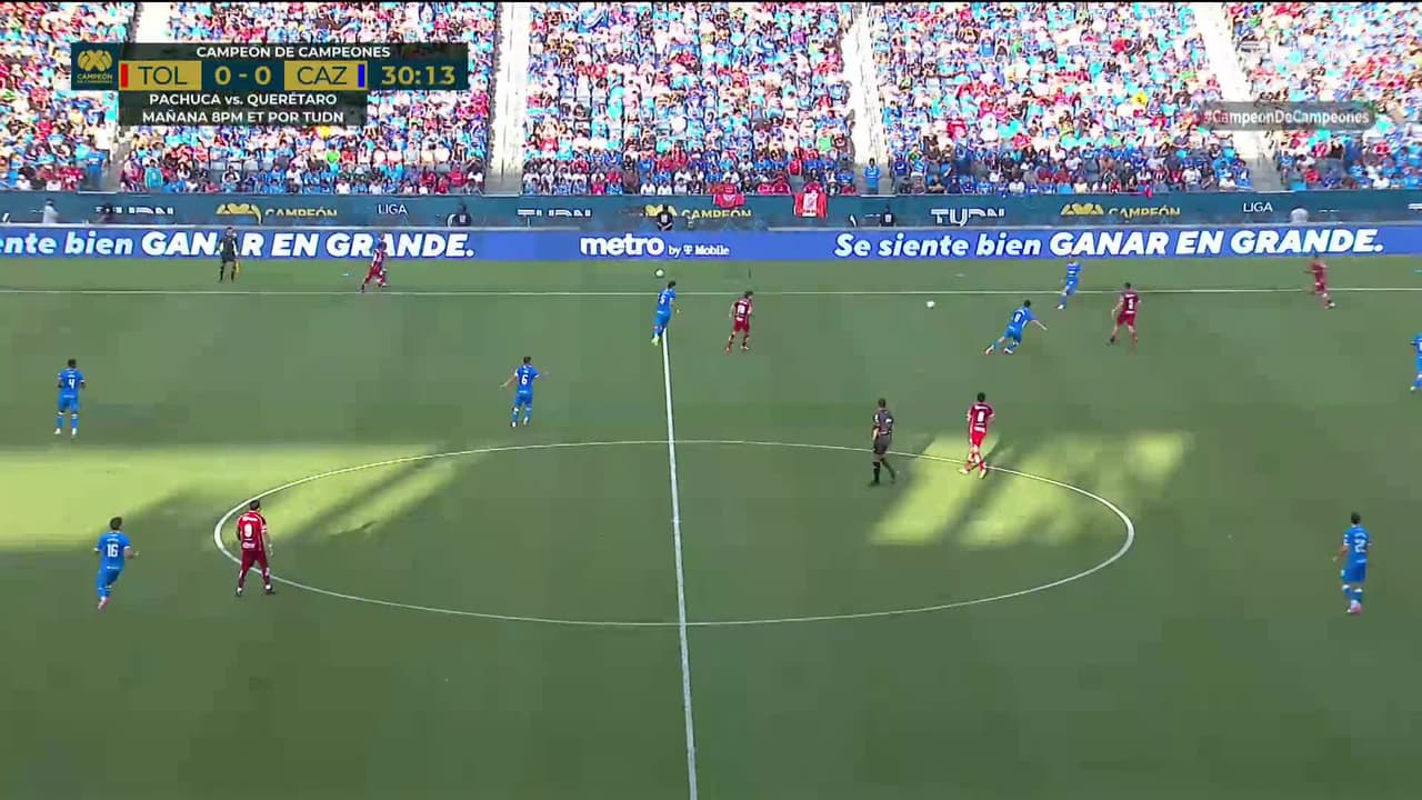 ¡GOL!  anota para Cruz Azul. José Paradela