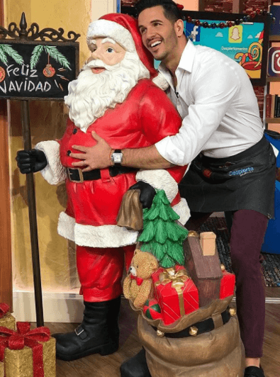 Aquí lo vemos tratando muy bien a Santa, para que este año le traiga muchos regalos.